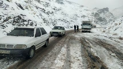 برف راه ارتباطی ۲۰۰ روستای دلفان استان لرستان را مسدود کرد