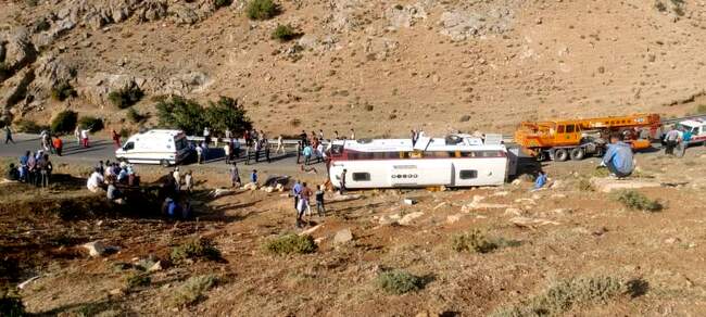 تصاویر حادثه واژگونی اتوبوس خبرنگاران