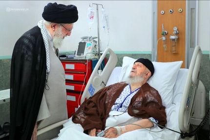 عیادت رهبر انقلاب از حضرت آیت‌الله مکارم شیرازی