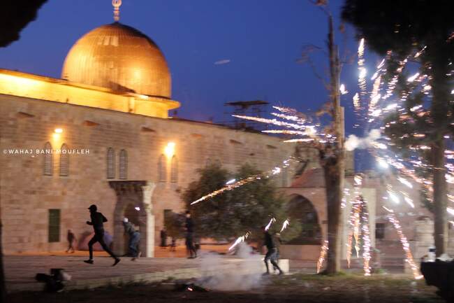 درگیری شدید نظامیان صهیونیست و نمازگزاران فلسطینی در مسجدالاقصی / ۴۲