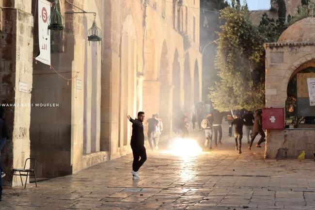 درگیری شدید نظامیان صهیونیست و نمازگزاران فلسطینی در مسجدالاقصی / ۴۲