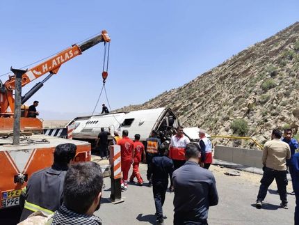 جان باختن ۲۱ مسافر بر اثر واژگونی اتوبوس در جاده فیروزآباد به کوار