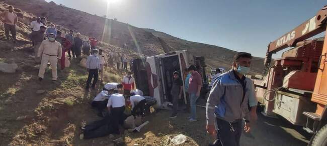 تصاویر حادثه واژگونی اتوبوس خبرنگاران