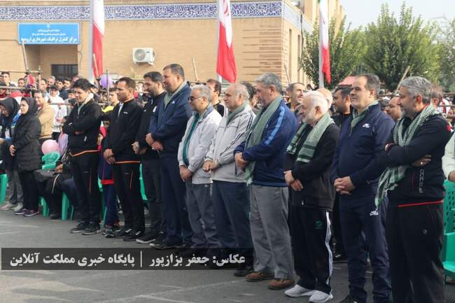 در یک هوای پاییزی، همایش پیاده‌روی خانوادگی در ارومیه برگزار شد
