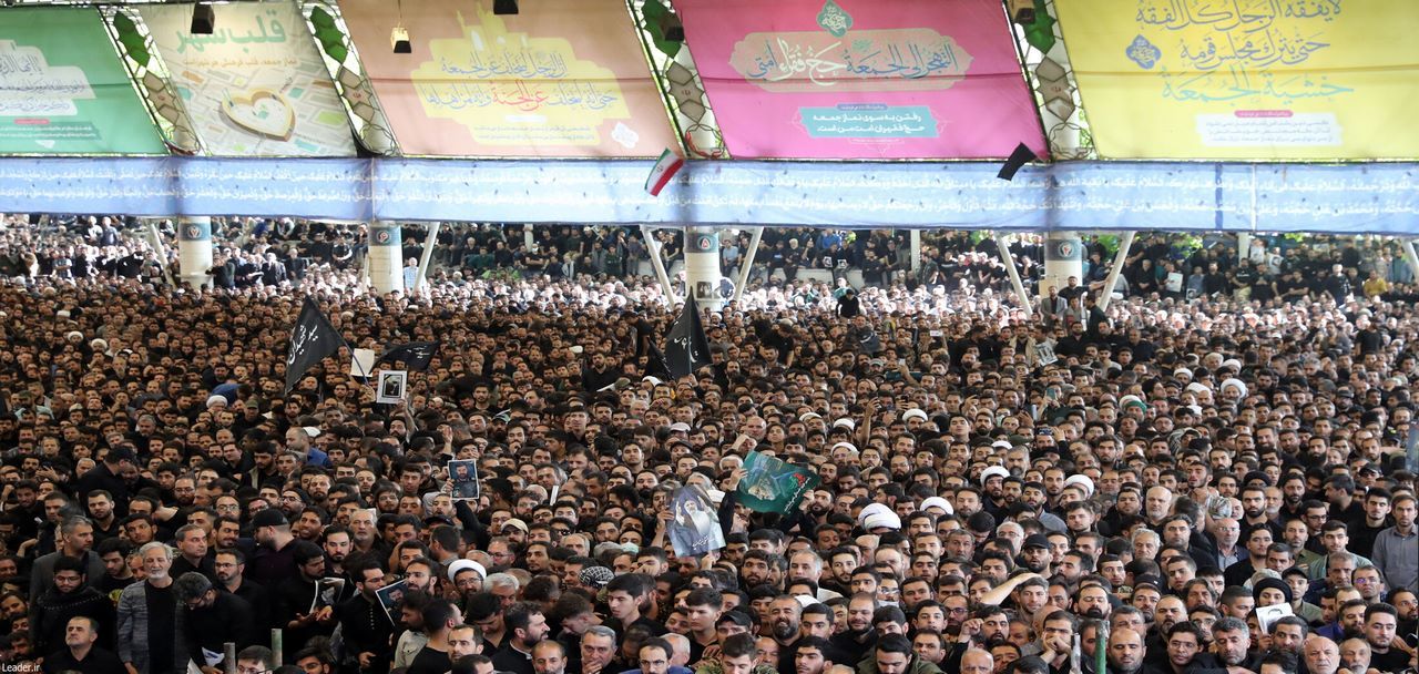 اقامه نماز بر پیکر رئیس جمهور شهید و همراهان ایشان از دید دوربین