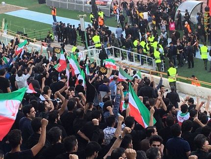 استقبال کم تماشاگران از بازی ایران - کامبوج/ ۳۵۰۰ زن و ۲۵۰۰ مرد