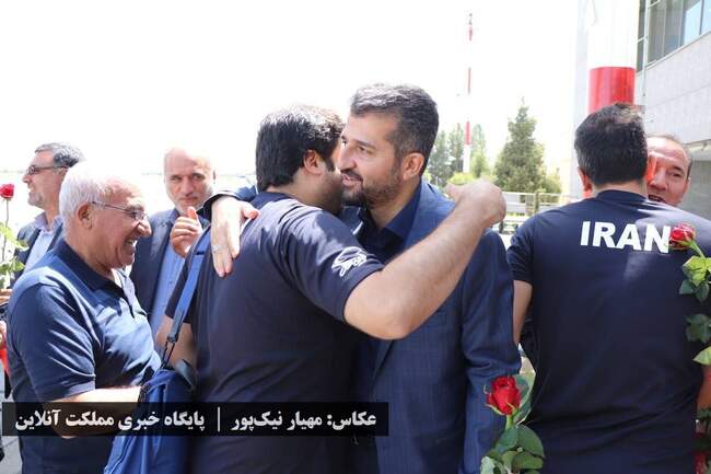 ورود تیم ملی به ارومیه با استقبال پرشور هواداران عاشق والیبال