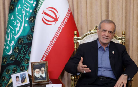 رئیس جمهور: منظور ما از "مرگ بر آمریکا"، مردم و مقامات این کشور نیست / مانعی برای حضور سرمایه گذاران آمریکایی در ایران نیست