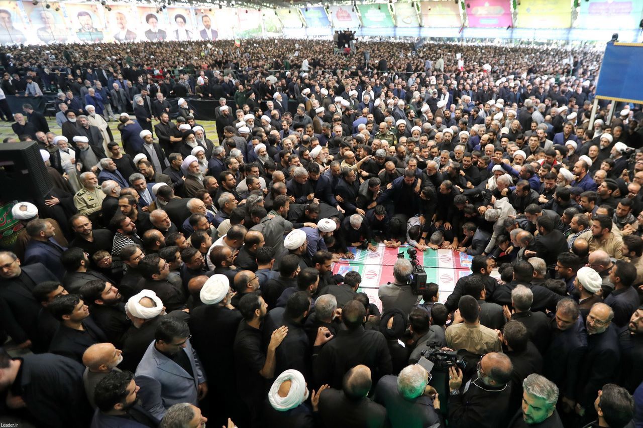 اقامه نماز بر پیکر رئیس جمهور شهید و همراهان ایشان از دید دوربین