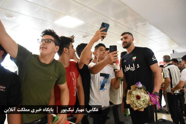 ورود تیم ملی به ارومیه با استقبال پرشور هواداران عاشق والیبال