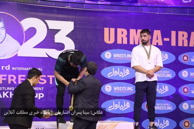 اهدای مدال پنج وزن نخست مسابقات کشتی آزاد جام تختی ارومیه