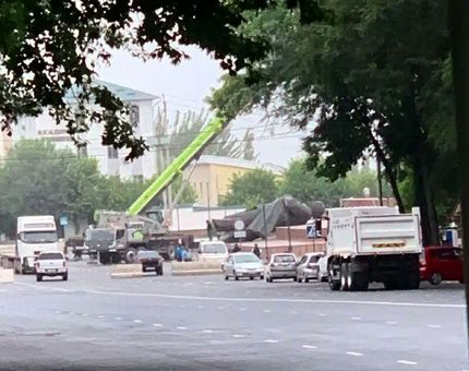 بلندترین مجسمه رهبر شورای سابق در آسیای مرکزی پایین کشیده شد