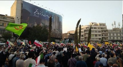 تجمع جمعی از مردم تهران در حمایت از نیروهای مسلح