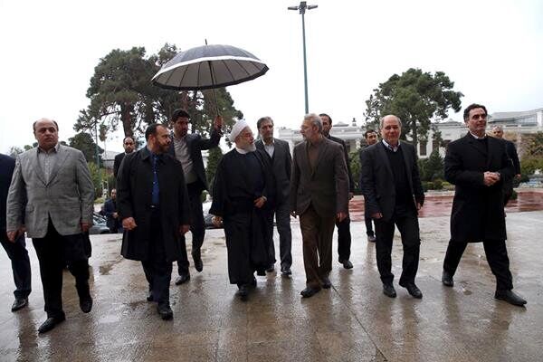 روحانی، لاریجانی