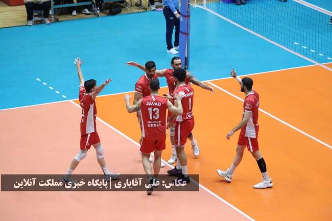 هیجان سکوهای دورنالاریوواسی در لیگ برتر والیبال: ارومیه همچنان در صد