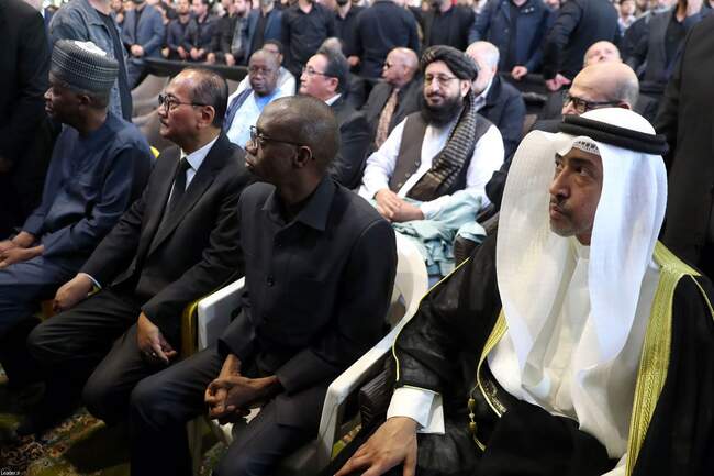 اقامه نماز بر پیکر رئیس جمهور شهید و همراهان ایشان از دید دوربین