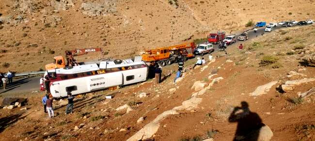 تصاویر حادثه واژگونی اتوبوس خبرنگاران