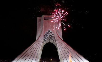 میدان آزادی و ۲۴ نقطه نورافشانی می‌شود
