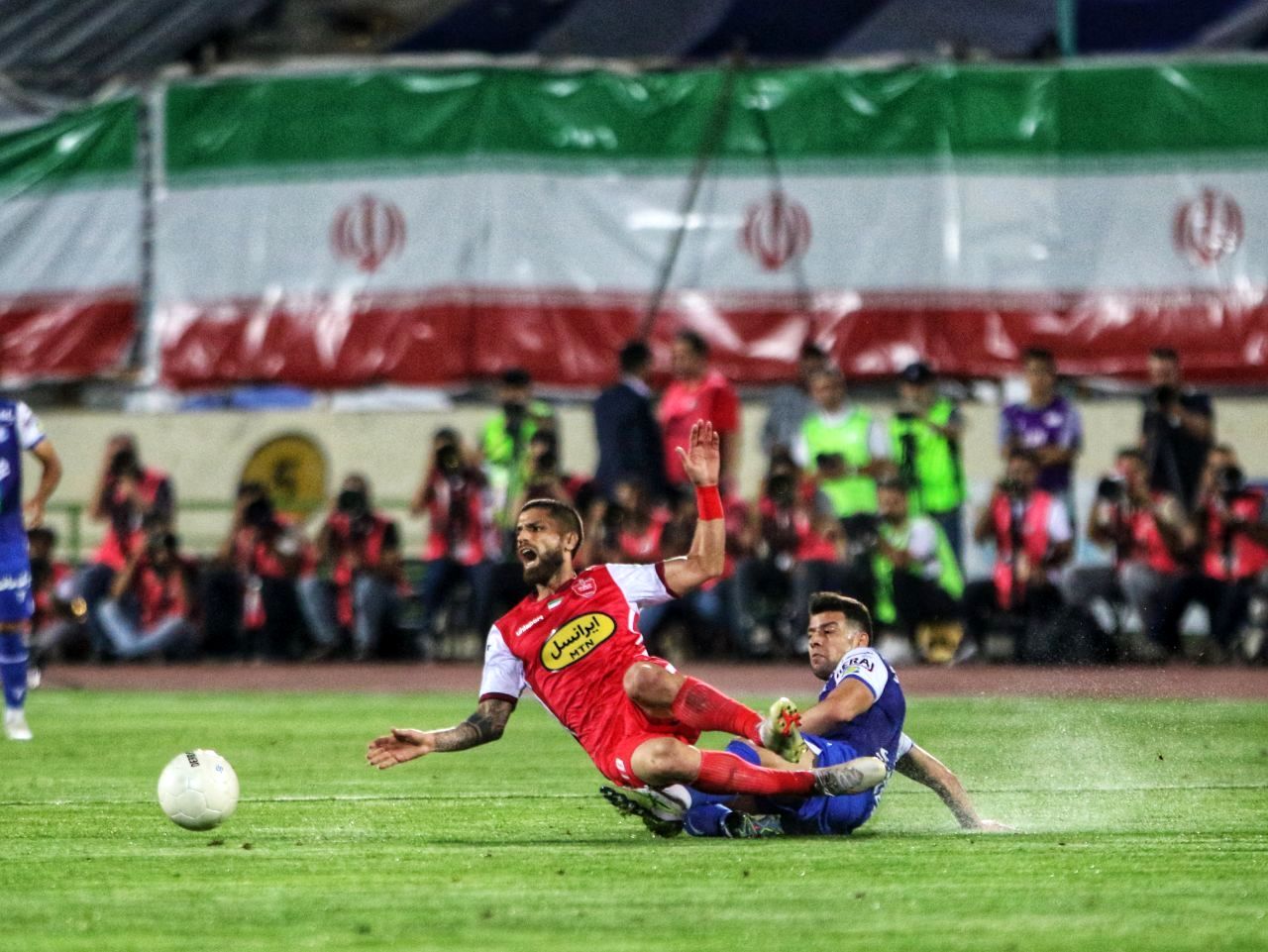 دربی ۱۰۱ و اهدای جام قهرمانی جام حذفی از دید لنزها