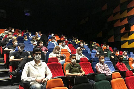 کرونا بار دیگر ظرفیت اکران در سالن‌های سینمایی را «نصف» کرد!