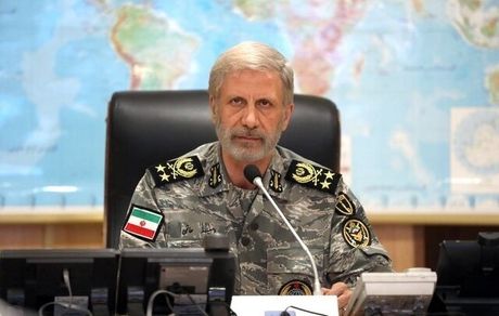 فرمانده کل ارتش: با قدرت، راه نورانی شهیدان را ادامه خواهیم داد