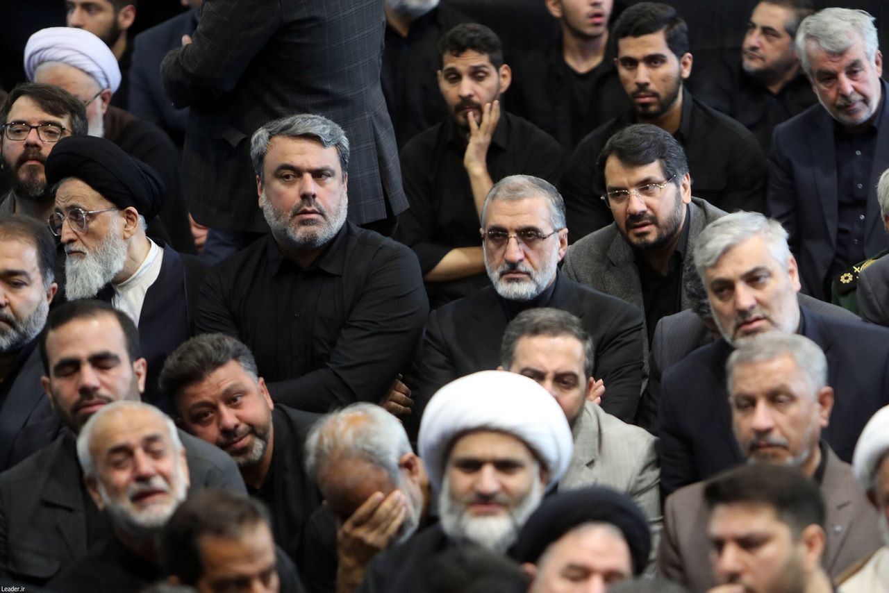 اقامه نماز بر پیکر رئیس جمهور شهید و همراهان ایشان از دید دوربین