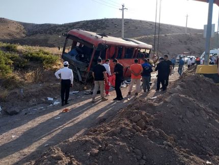 ۱۵ مصدوم در واژگونی اتوبوس زائران اربعین حسینی شهرستان کوهین