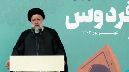 مستکبران برخلاف ادعاهای خود و گسترش ابزار ارتباطات، اجازه تفکر آزاد را به افراد نمی‌دهند