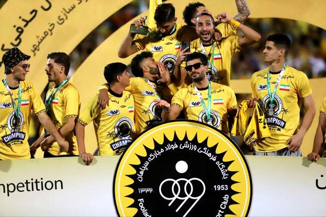 تصاویر اهدای کاپ قهرمانی جام حذفی به سپاهانی‌ها