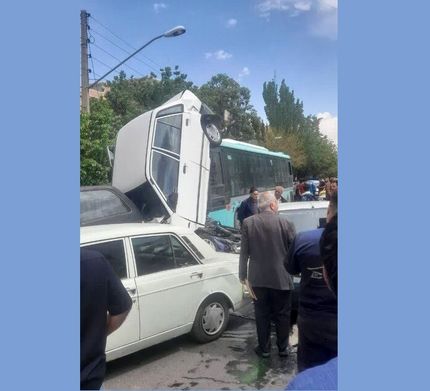 در تبریز، اتوبوس ترمز برید و به خودروها خسارت زد