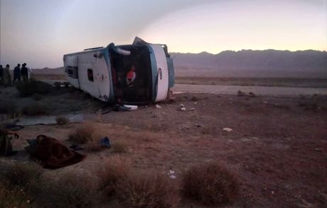 مصدومیت ۳۱ مسافر در واژگونی اتوبوسی در جاده شهر انار