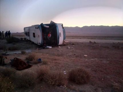 مصدومیت ۳۱ مسافر در واژگونی اتوبوسی در جاده شهر انار
