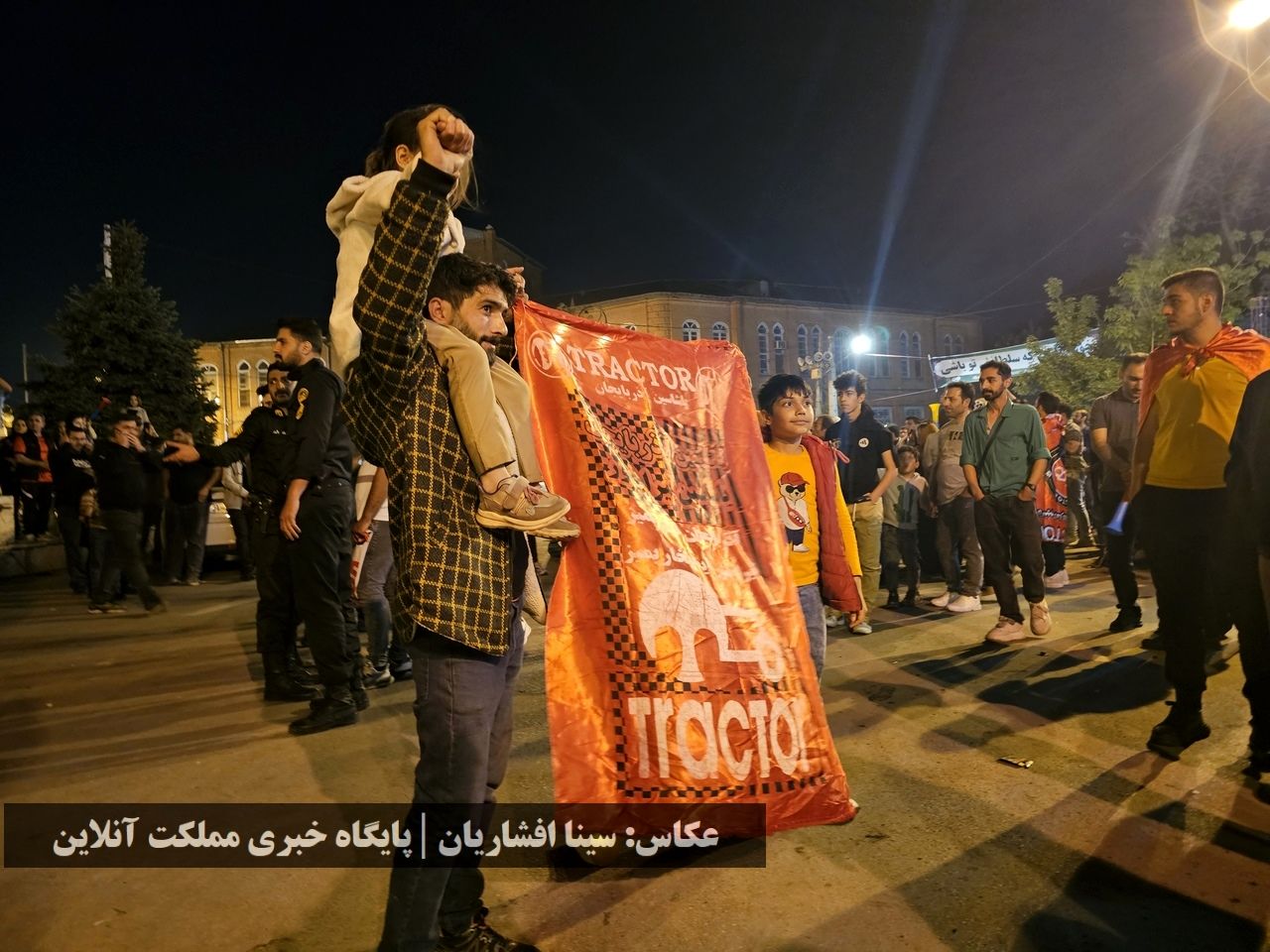 ارومیه‌ای برای قهرمانی تراکتور به جشن و پای‌کوبی پرداختند | تصاویر