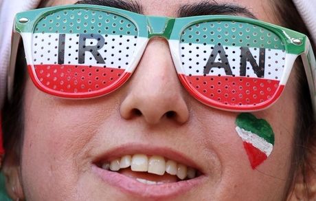بازیکنان سرود ملی را خواندند / گل ایران آفساید اعلام شد